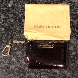 Louis Vuitton Vernis Pouchette Cles Amarante